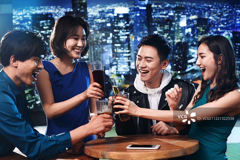快乐的青年人在酒吧喝酒图片素材