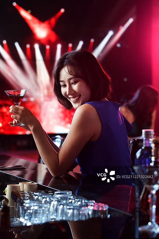 青年女人在酒吧喝酒图片素材