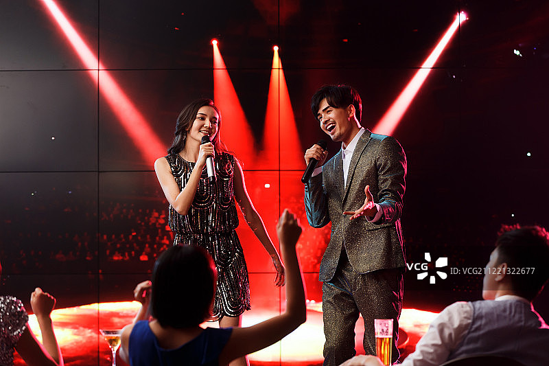快乐的青年人唱歌跳舞图片素材