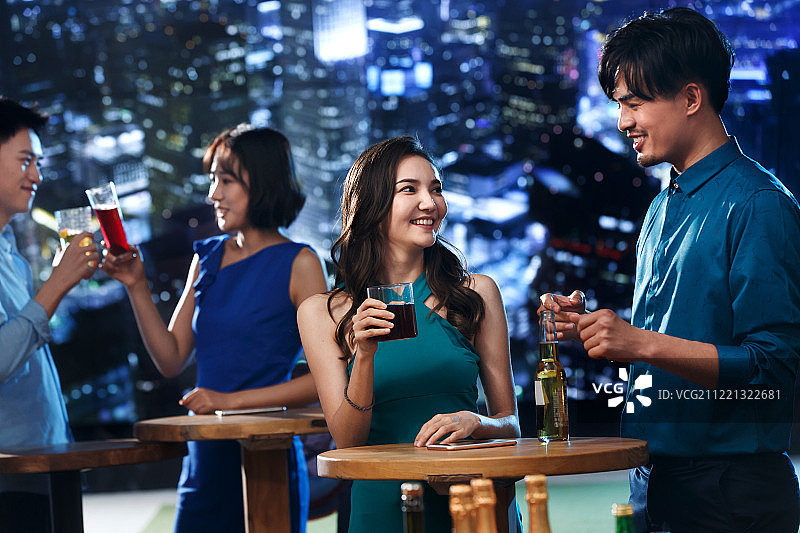 快乐的青年人在酒吧喝酒图片素材