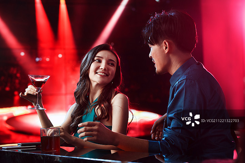 快乐的青年人在酒吧喝酒图片素材