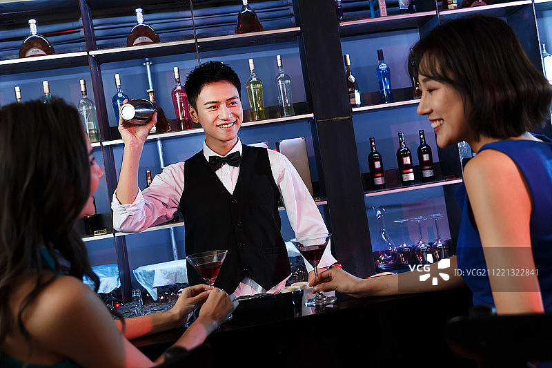 快乐的青年人在酒吧喝酒图片素材