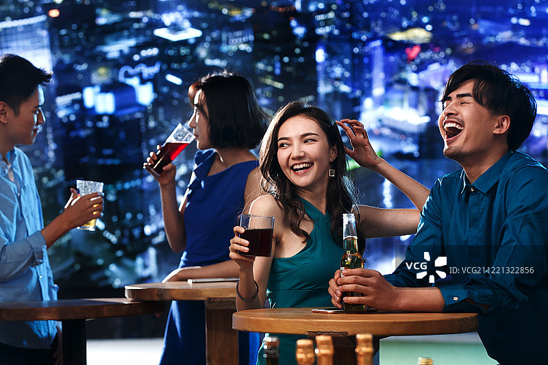 快乐的青年人在酒吧喝酒图片素材