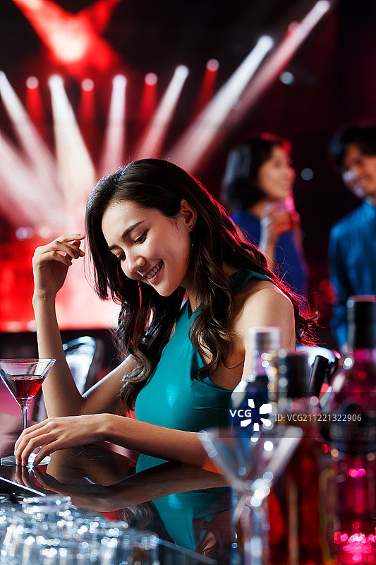 青年女人在酒吧喝酒图片素材