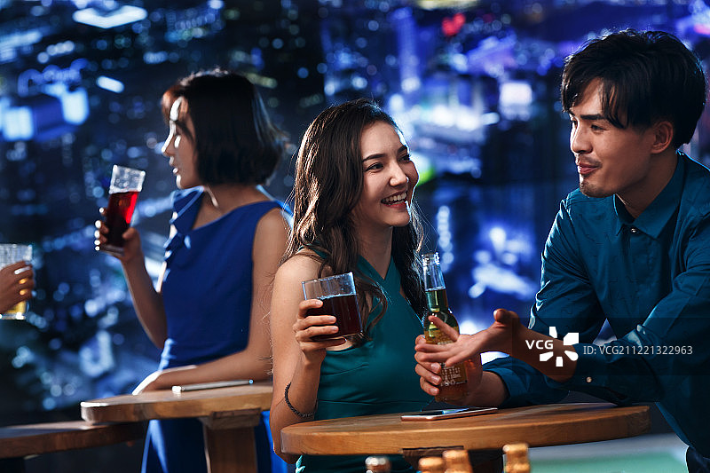 快乐的青年人在酒吧喝酒图片素材