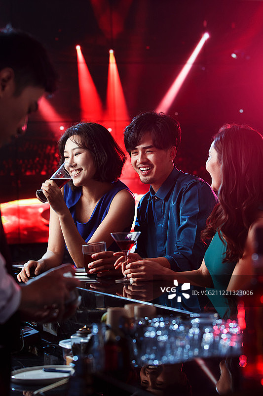 快乐的青年人在酒吧喝酒图片素材