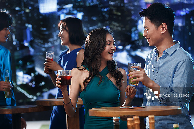 快乐的青年人在酒吧喝酒图片素材