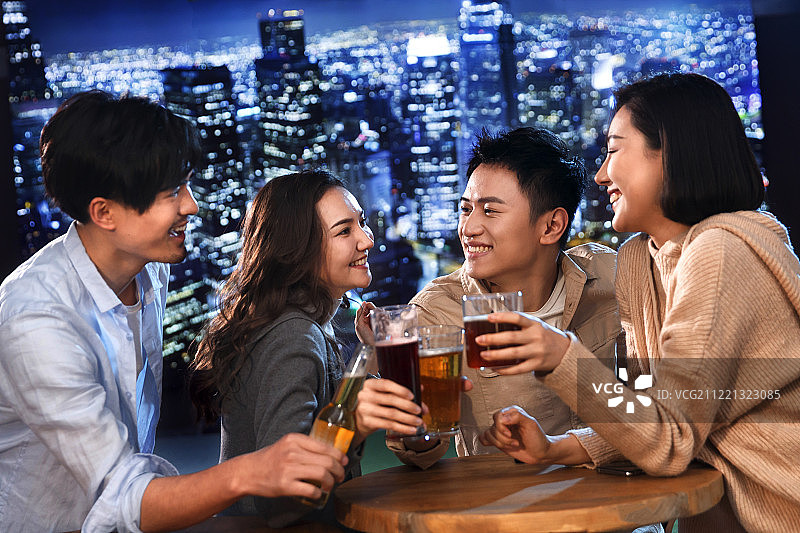 快乐的青年人在酒吧喝酒图片素材