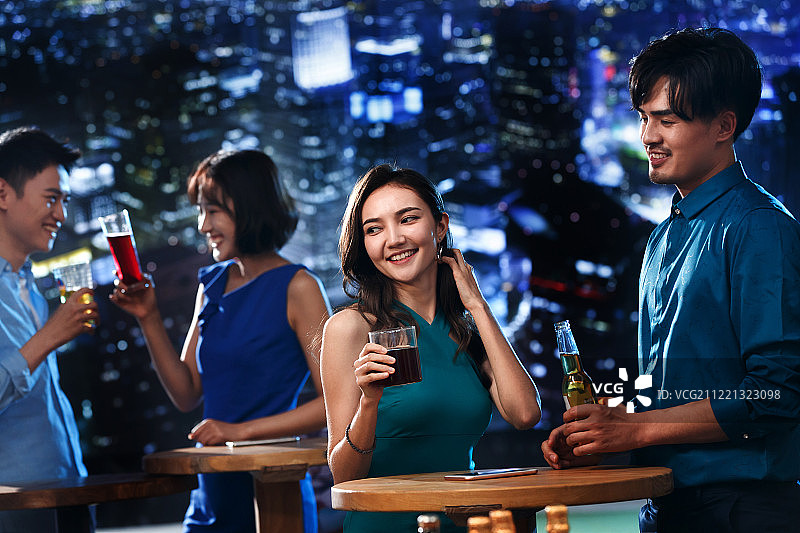 快乐的青年人在酒吧喝酒图片素材