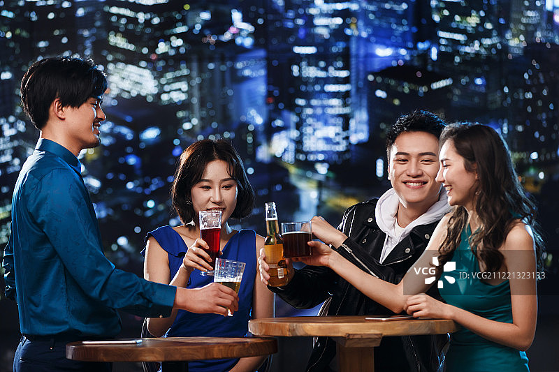 快乐的青年人在酒吧喝酒图片素材