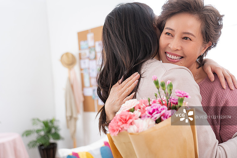 母女相拥图片素材