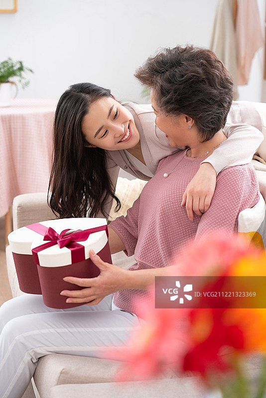 女儿给母亲送礼物图片素材