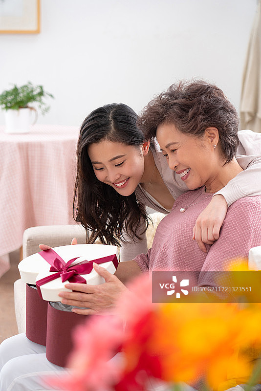女儿给母亲送礼物图片素材