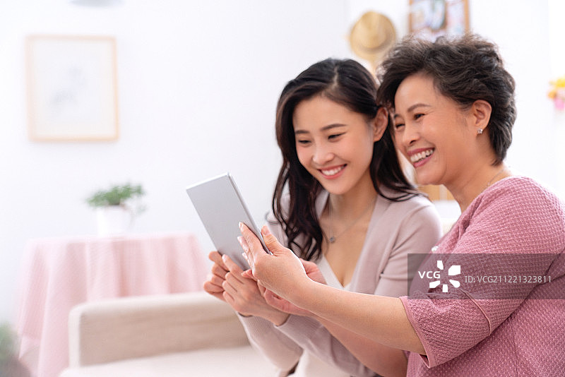 幸福的母女用手机拍照图片素材