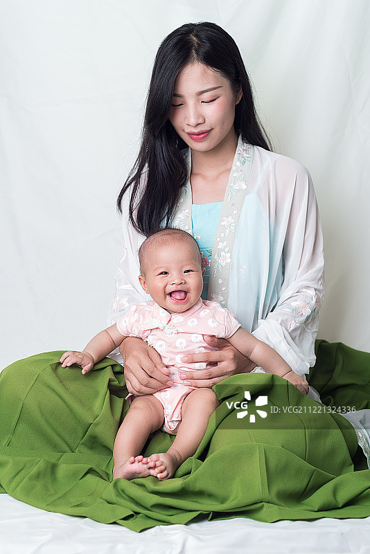 妈妈怀里充满喜悦的宝宝图片素材