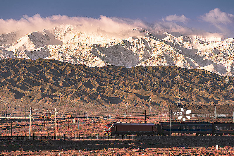 雪山之下图片素材