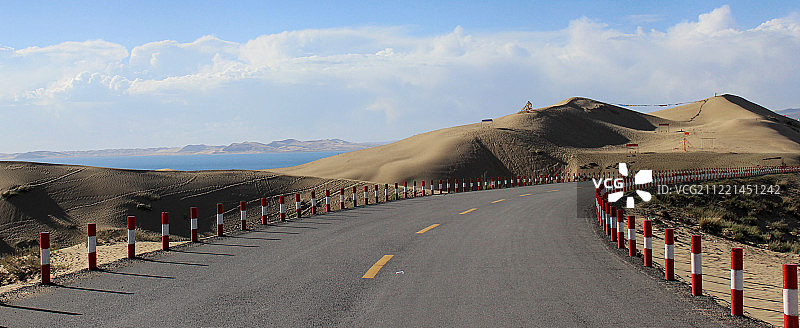 穿过沙漠的乡间小路图片素材