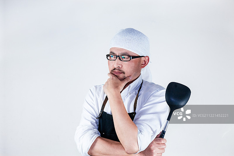 中国男子准备做饭图片素材