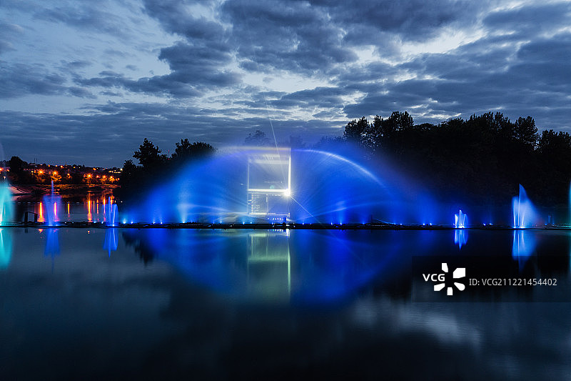 中心滨水区罗申喷泉夜间魔术表演图片素材