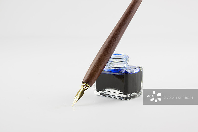 白色背景上的钢笔和墨水图片素材