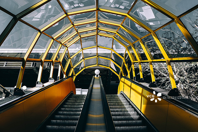 向上还是向下？图片素材