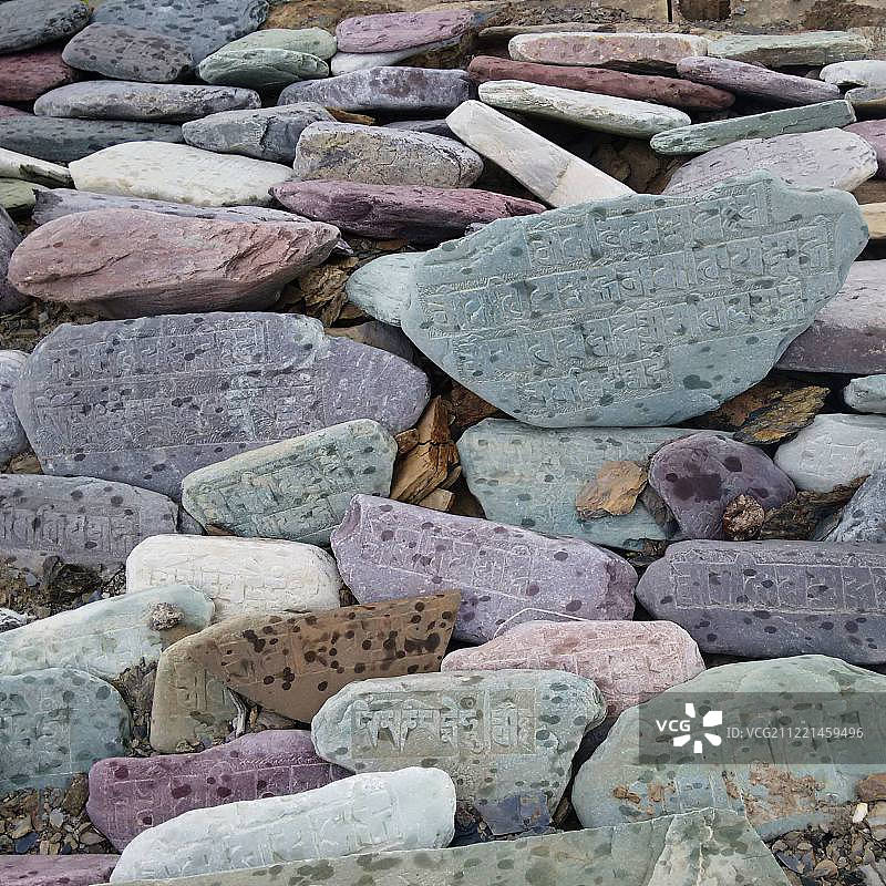 喜马拉雅山脉嘛呢石上的雕刻图片素材