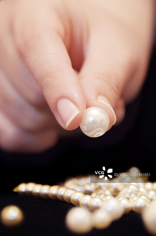 手持珍珠图片素材