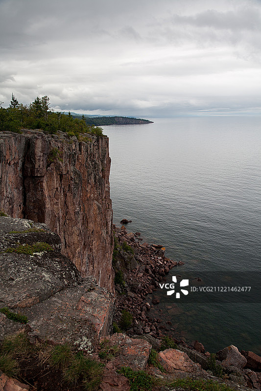 海滩上的岩石对天空的风景图片素材