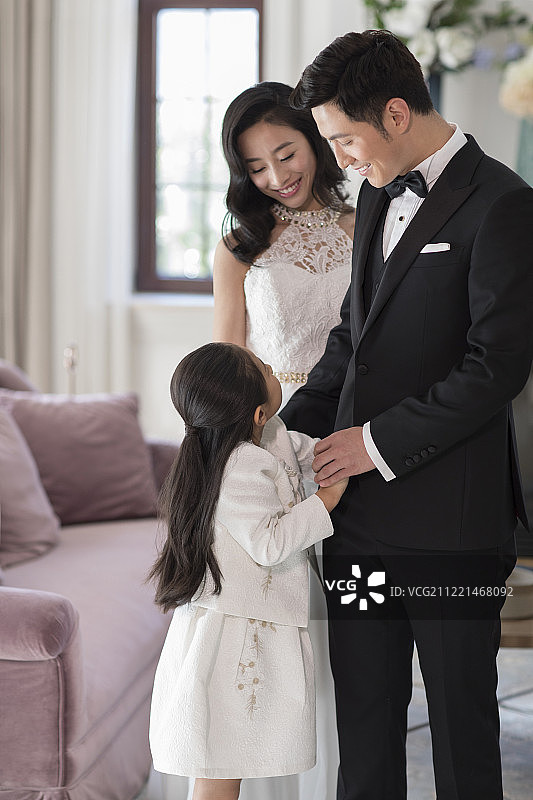 幸福的年轻贵族家庭图片素材