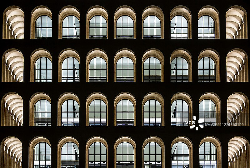 照亮的建筑物外观图片素材