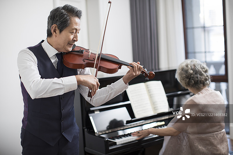 老年贵族夫妇共同演奏乐器图片素材