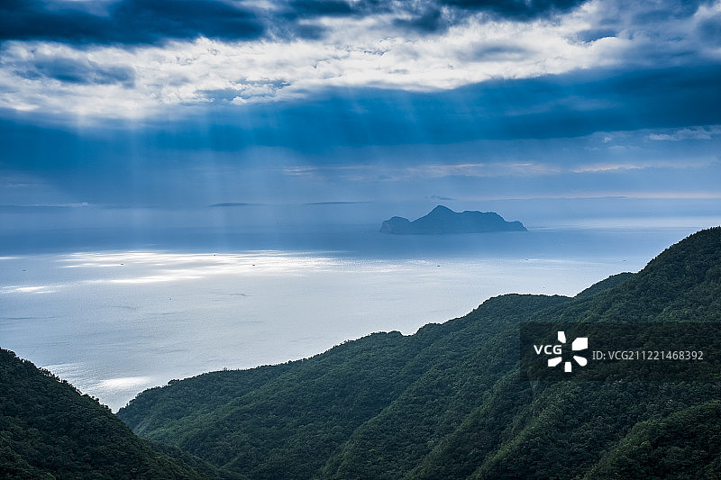 阳光下的龟岛图片素材