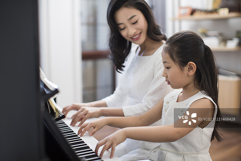 妈妈教女儿弹钢琴图片素材