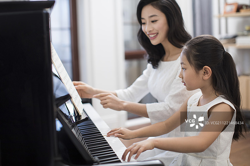 妈妈教女儿弹钢琴图片素材