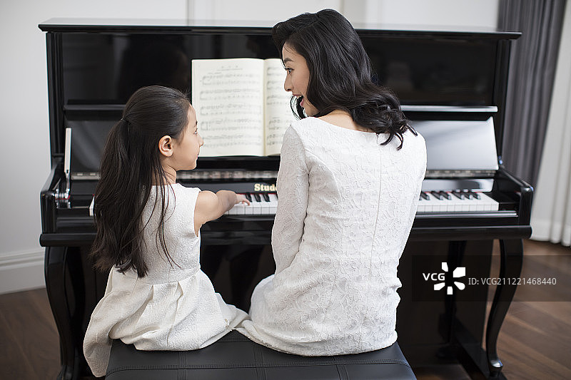 妈妈教女儿弹钢琴图片素材