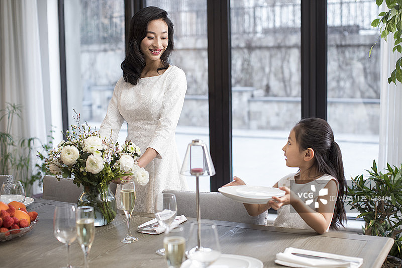 妈妈和女儿摆餐具图片素材