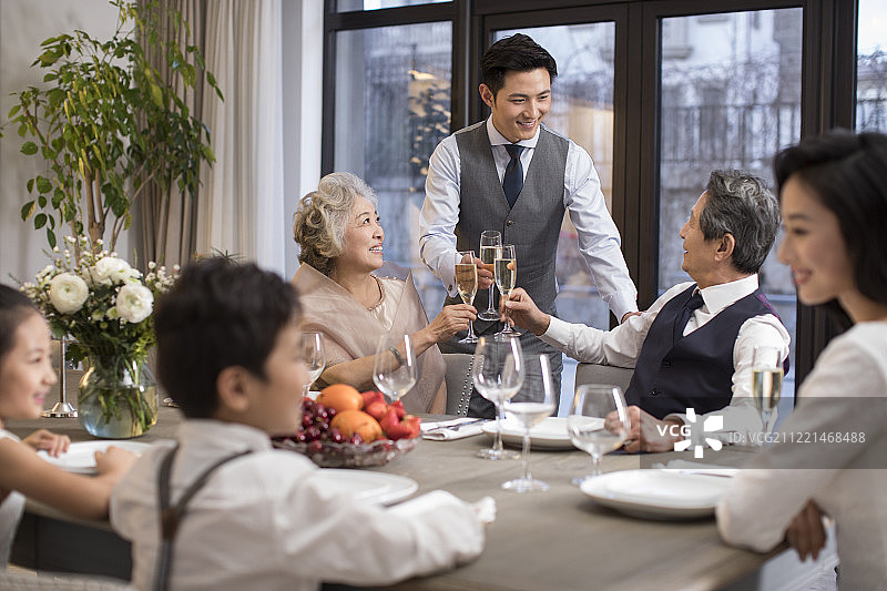 贵族家庭节日聚餐图片素材