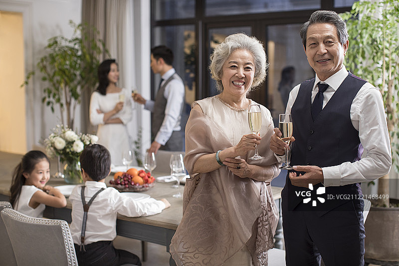 贵族家庭节日聚餐图片素材