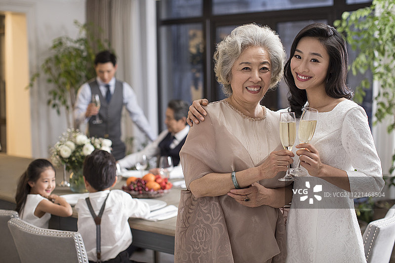 贵族家庭节日聚餐图片素材