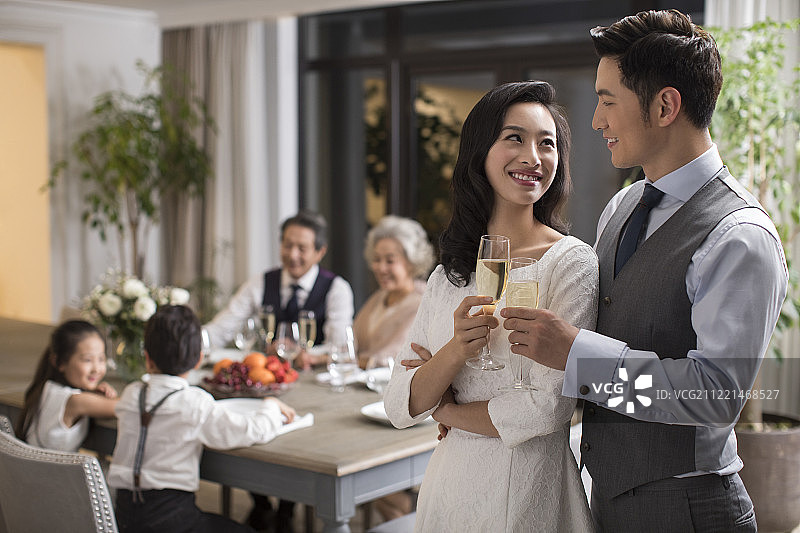 贵族家庭节日聚餐图片素材