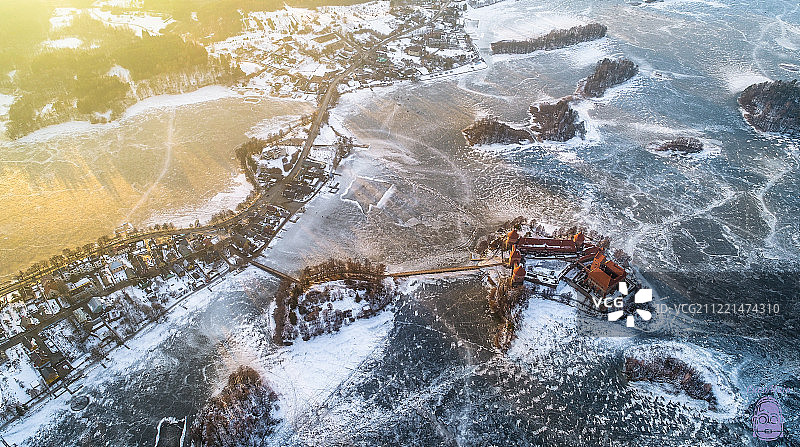 冬季冰霜下的特拉凯镇图片素材