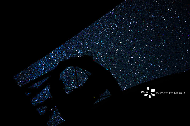 通过基特峰博克90望远镜圆顶看到的星星图片素材