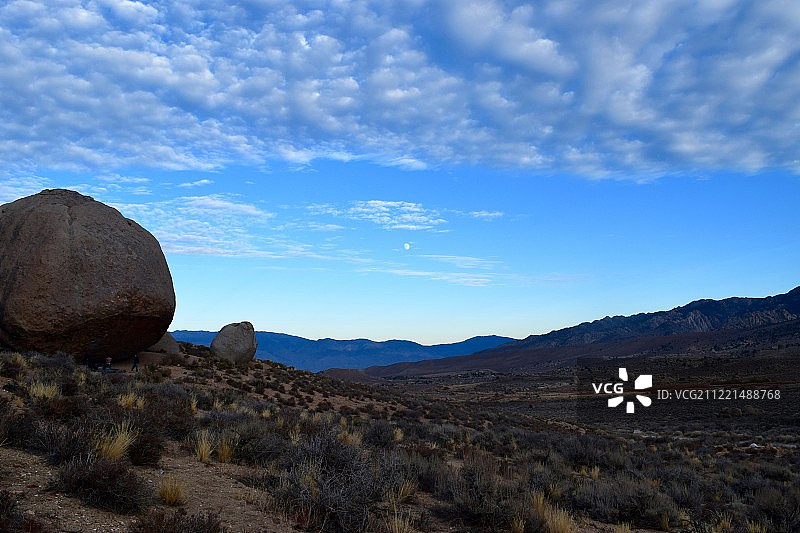 丘陵地带的大石头图片素材