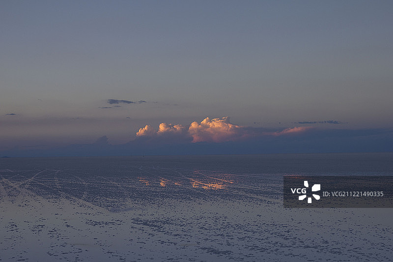 乌尤尼的燃烧云彩图片素材