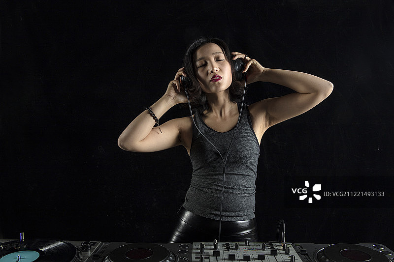 打碟的年轻女DJ图片素材
