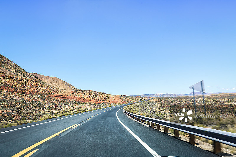 山脉下的高级公路图片素材