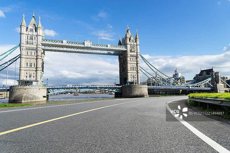 英国伦敦塔桥和空旷的道路图片素材