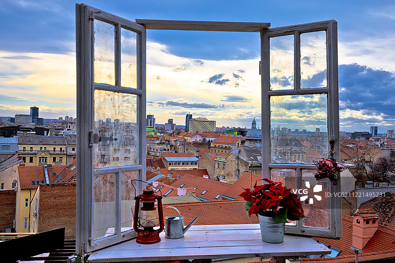 田园诗般的萨格勒布上城区圣诞市场装饰图片素材