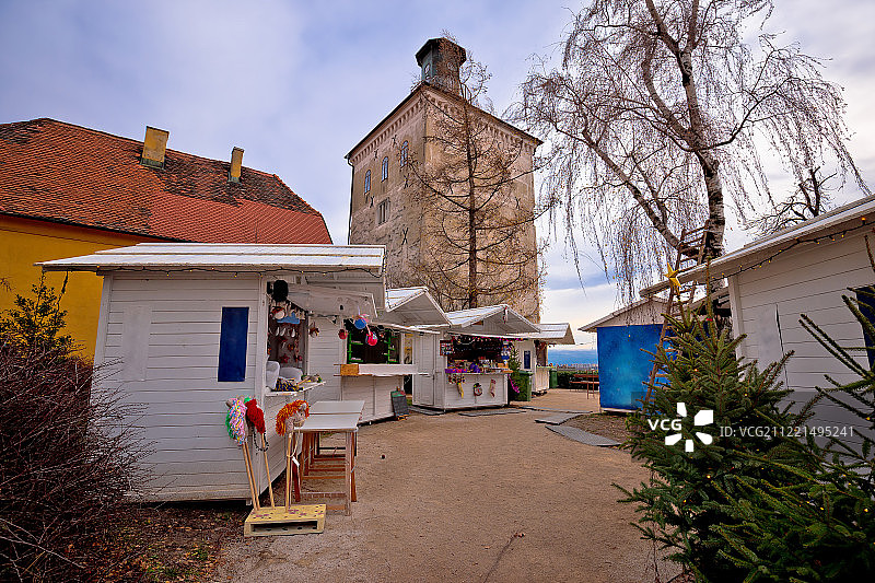 萨格勒布上城区圣诞市场和Lotrscak塔楼景观图片素材