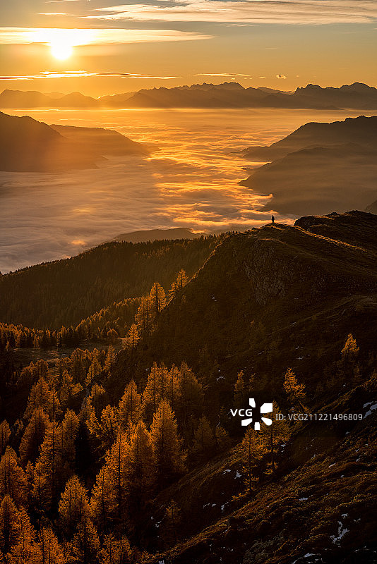 奥地利日出时的雾景图片素材